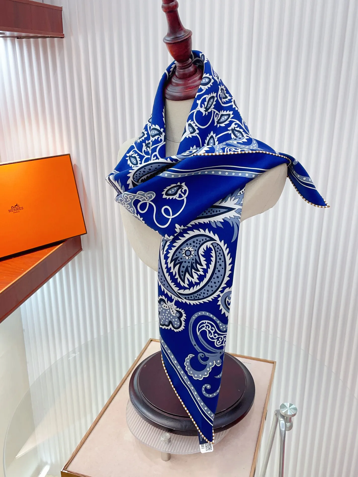 Hermès 丝巾 精致配飾(數字8) Hermès 丝巾 精致配飾(數字8)