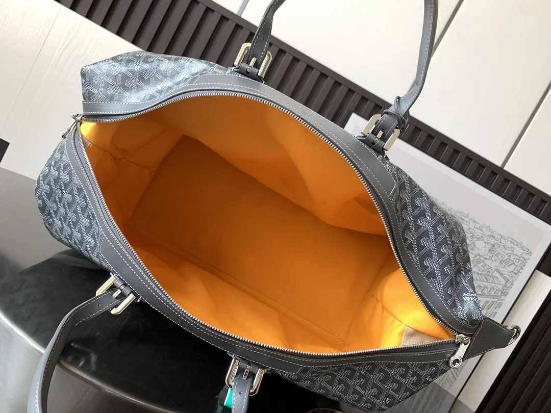 Goyard 灰色 它的提手可调节长度 可确保手提时的舒適度 并且开口两 旅行袋 大容量旅行款(數字9) Goyard 灰色 它的提手可调节长度 可确保手提时的舒適度 并且开口两 旅行袋 大容量旅行款(數字9)