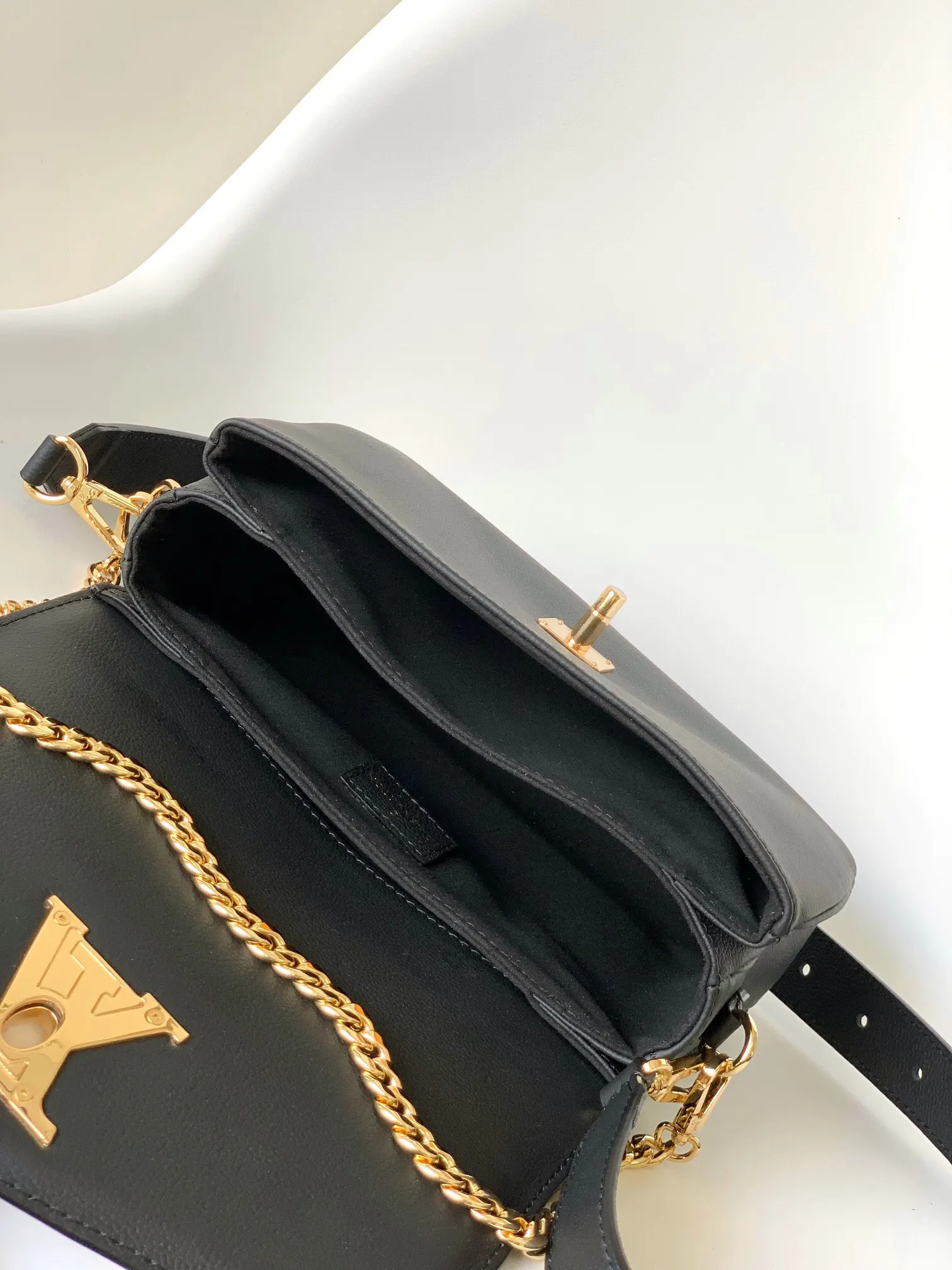 LV 黑色 棕色 牛皮 鏈條包 精致鏈條款(數字7) LV 黑色 棕色 牛皮 鏈條包 精致鏈條款(數字7)