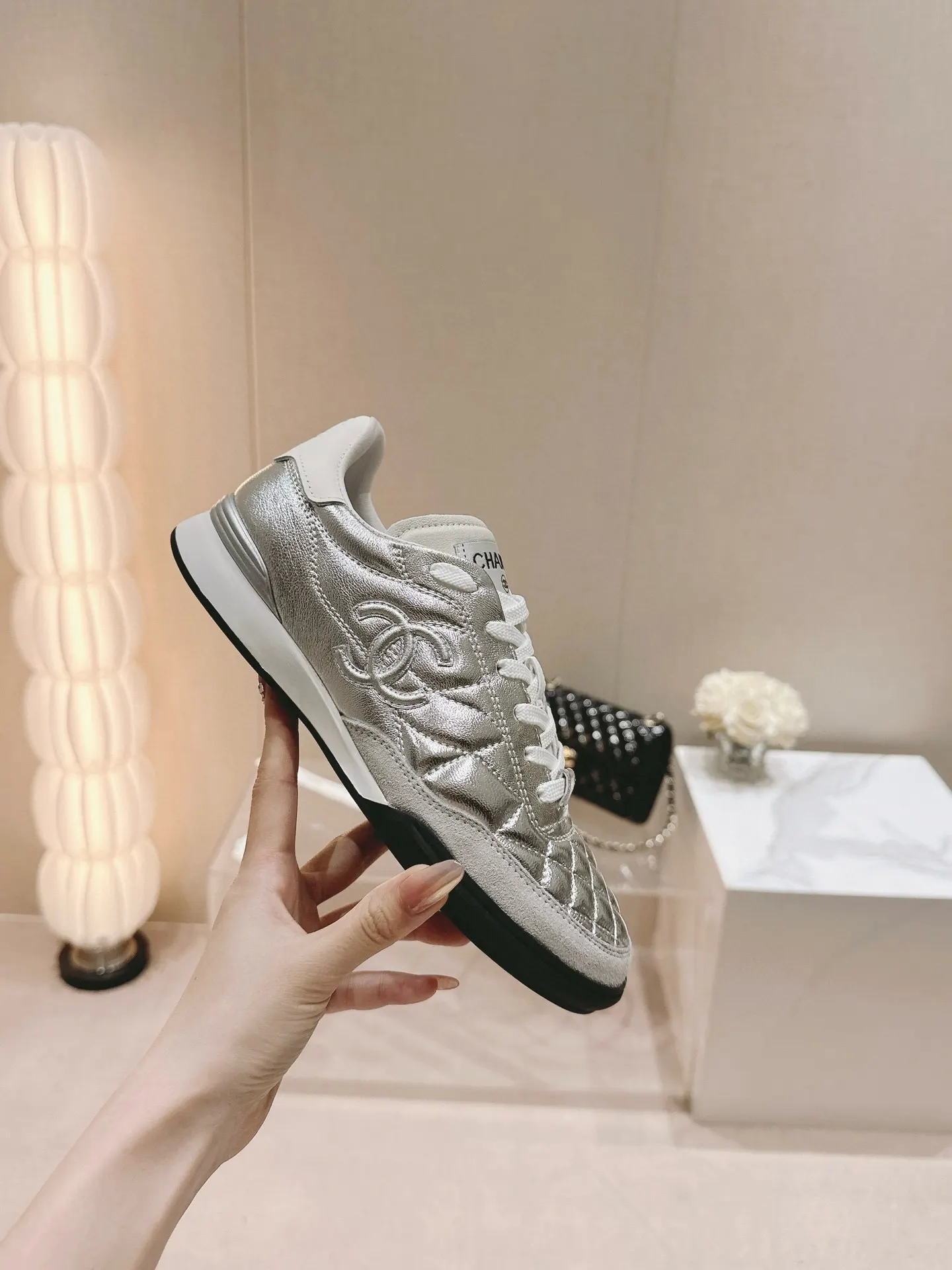 CHANEL 银灰色羊皮休闲鞋 轻便款