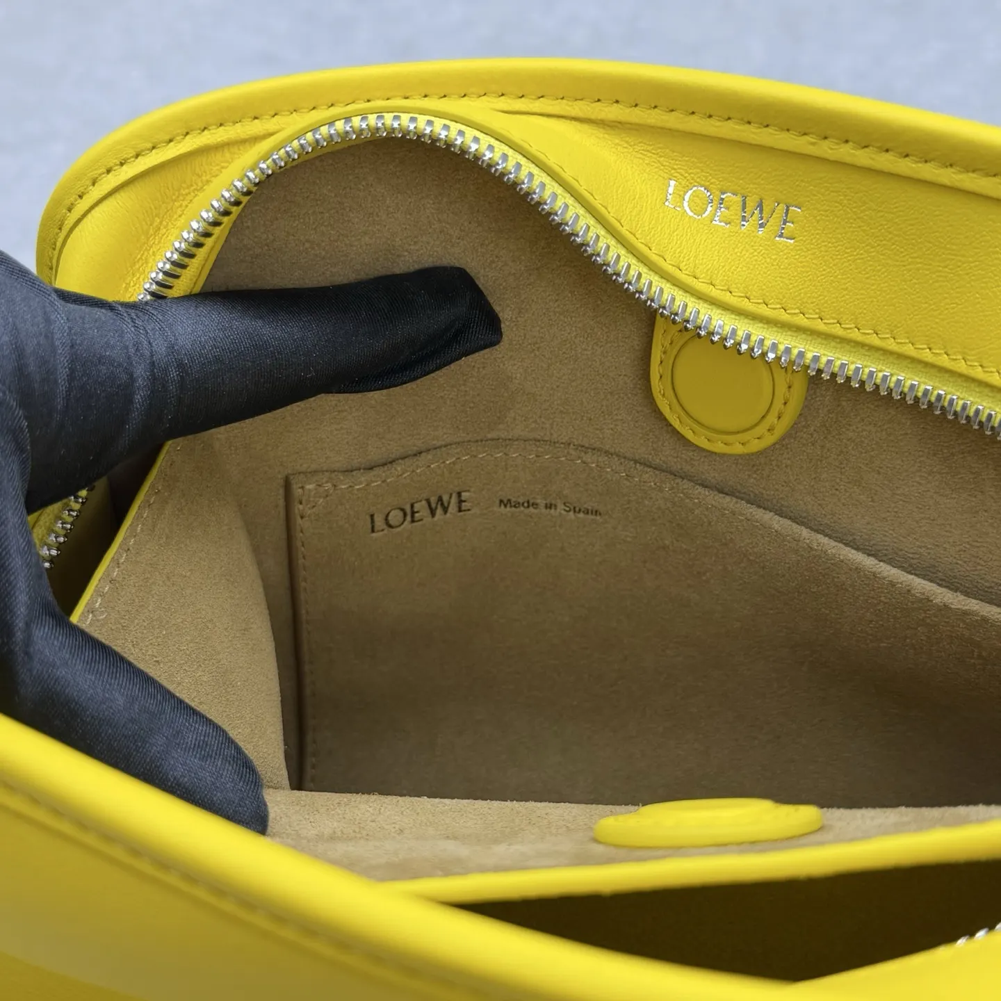 Loewe 黄色 皮革 斜挎包 轻便斜挎款