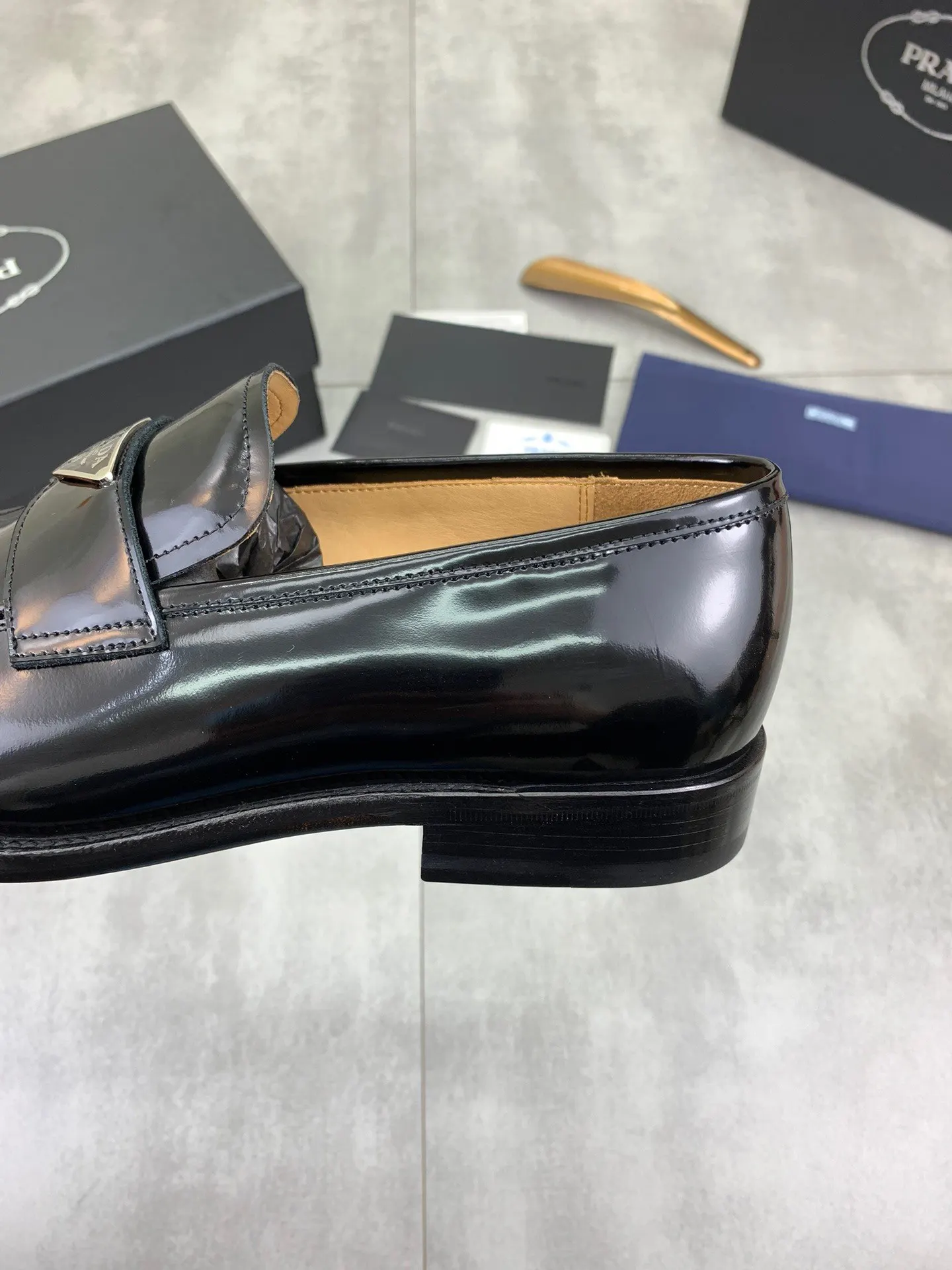PRADA 牛皮 休闲鞋 舒适百搭款