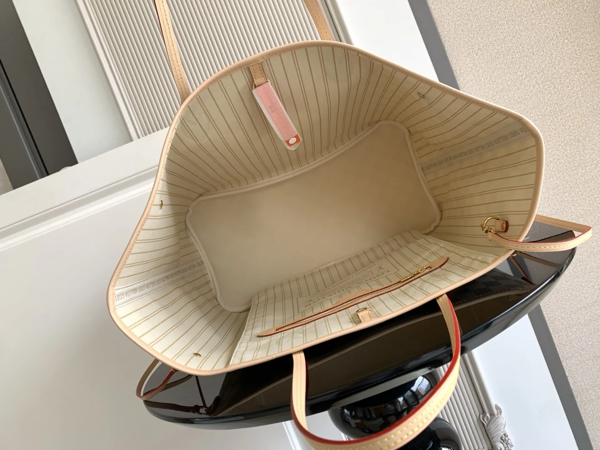 牛皮 两侧饰带无论束紧或舒展 均可展现别样风采 托特包 大容量托特款