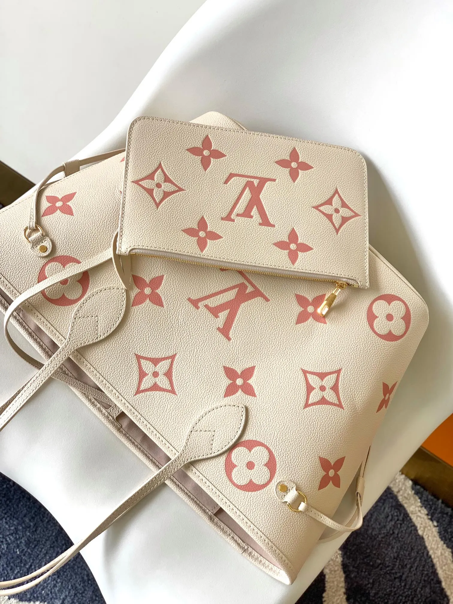 LV Neverfull 粉色 手拿包 精致手拿款