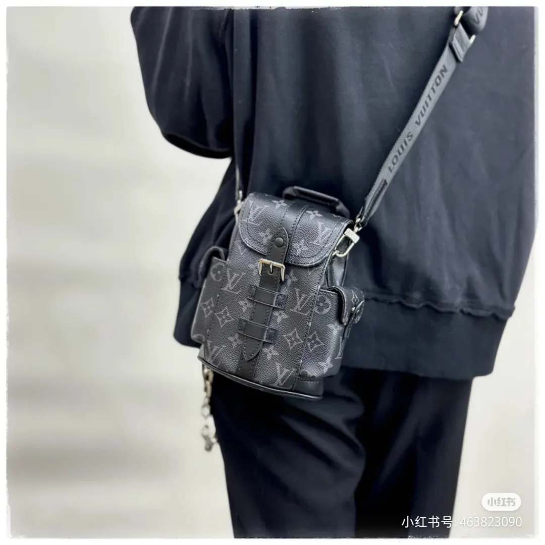 LV 可拆卸肩带与 形环增添斜挎选择 亦可作单肩包 双肩包 实用双肩款