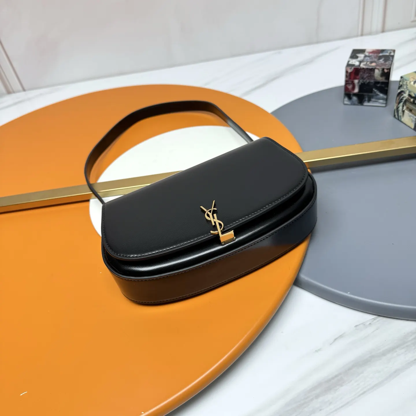 精品 黑 金 腋下包 復古腋下背款
