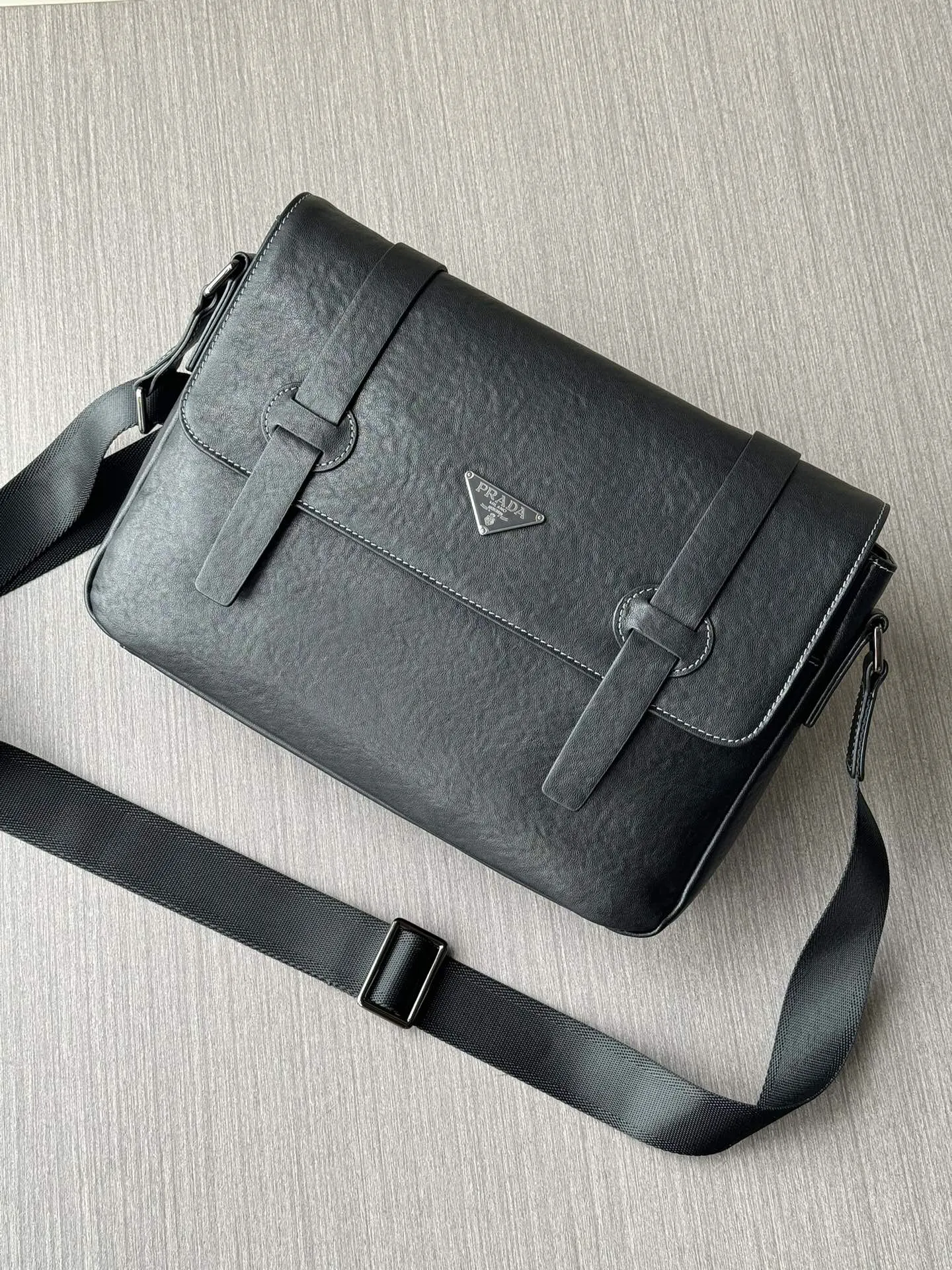 Prada 黑色 牛皮 Logo 斜挎包