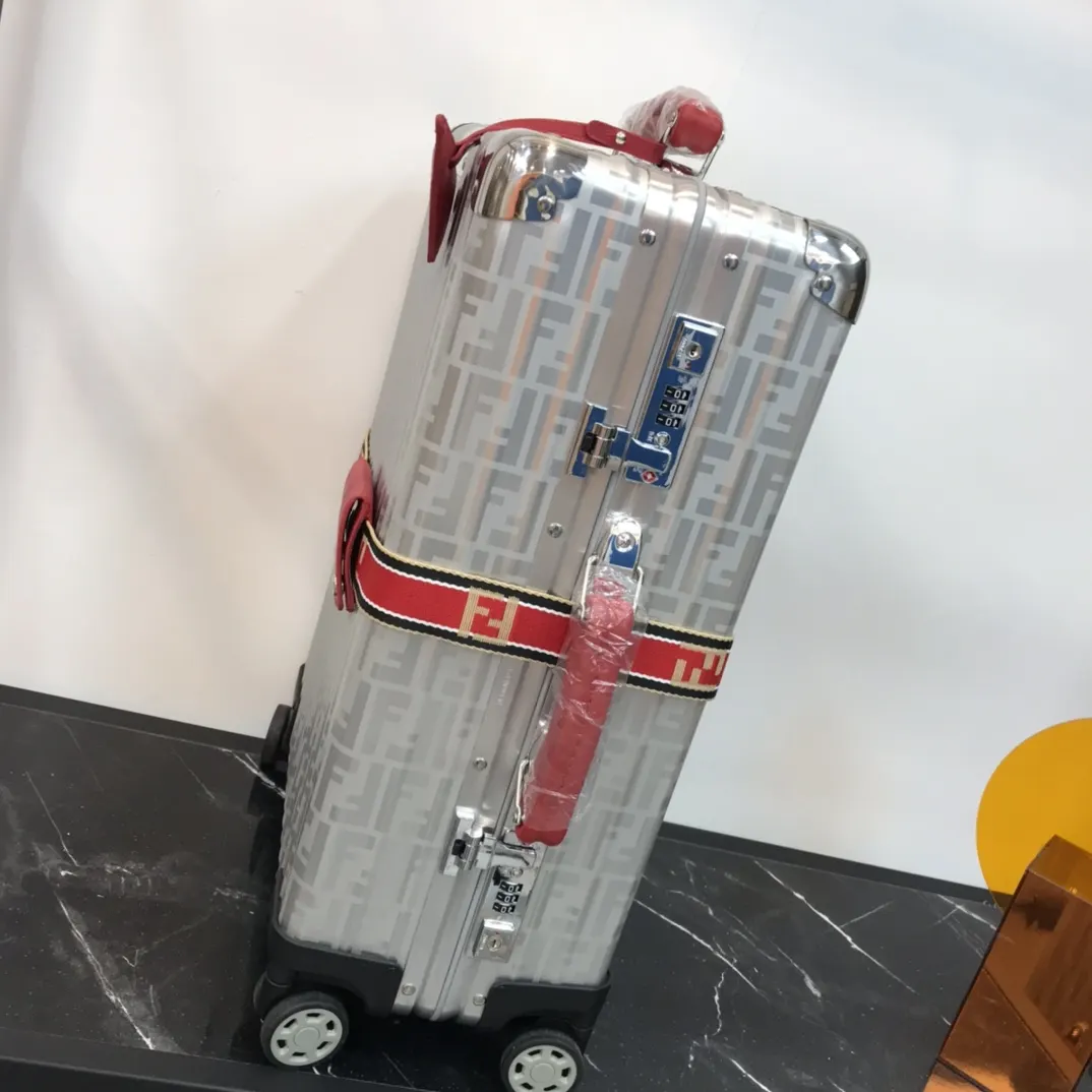 Fendi 黑色 藍色 rimowa 一见钟情或许就是当你第一眼见到它的 行李箱 旅行拉杆款 輕便出行款
