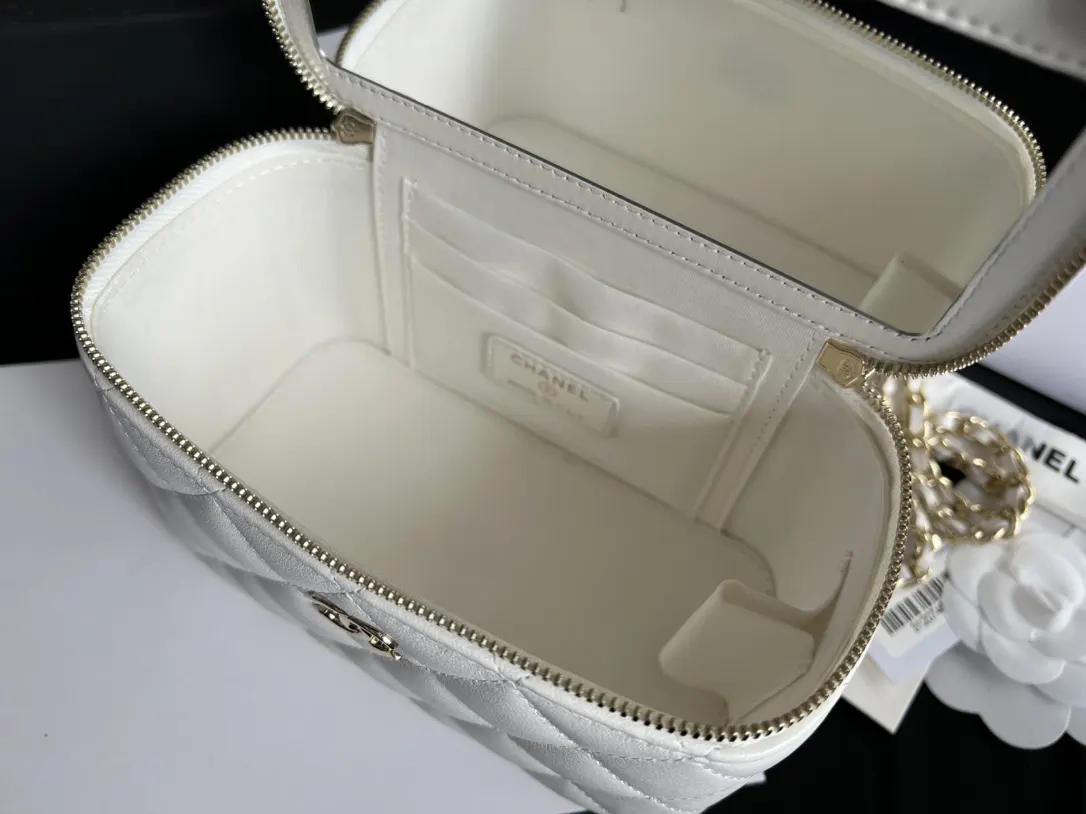 CHANEL 19 Bag 白色羊皮菱格链条包 礼盒款