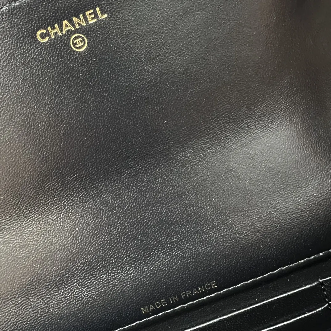 Chanel 黑色小牛皮手提包 金扣