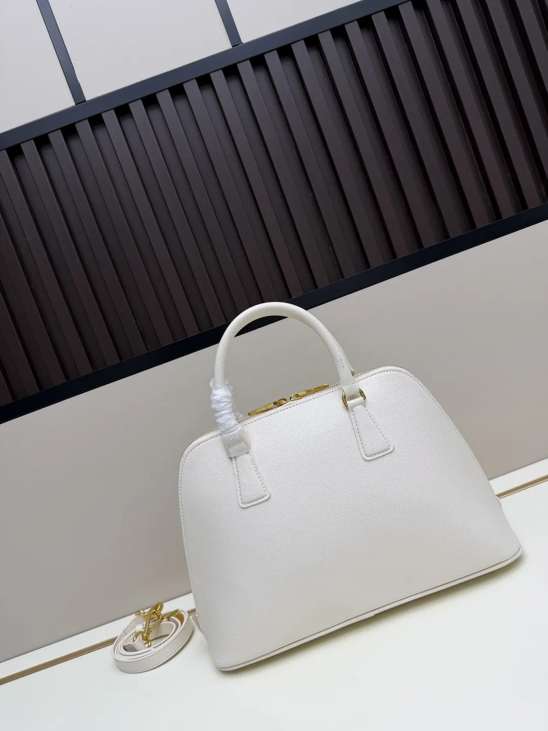 Prada Saffiano 十字纹牛皮 Logo 手提包