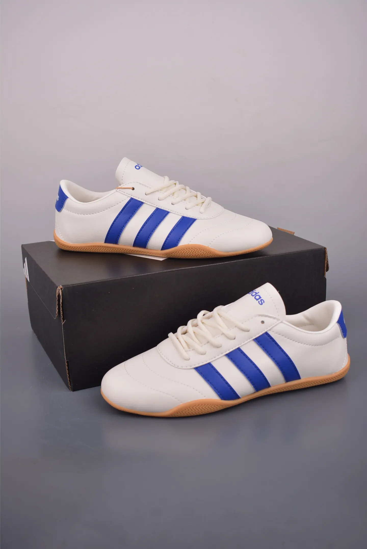 Adidas 运动鞋 休闲百搭款