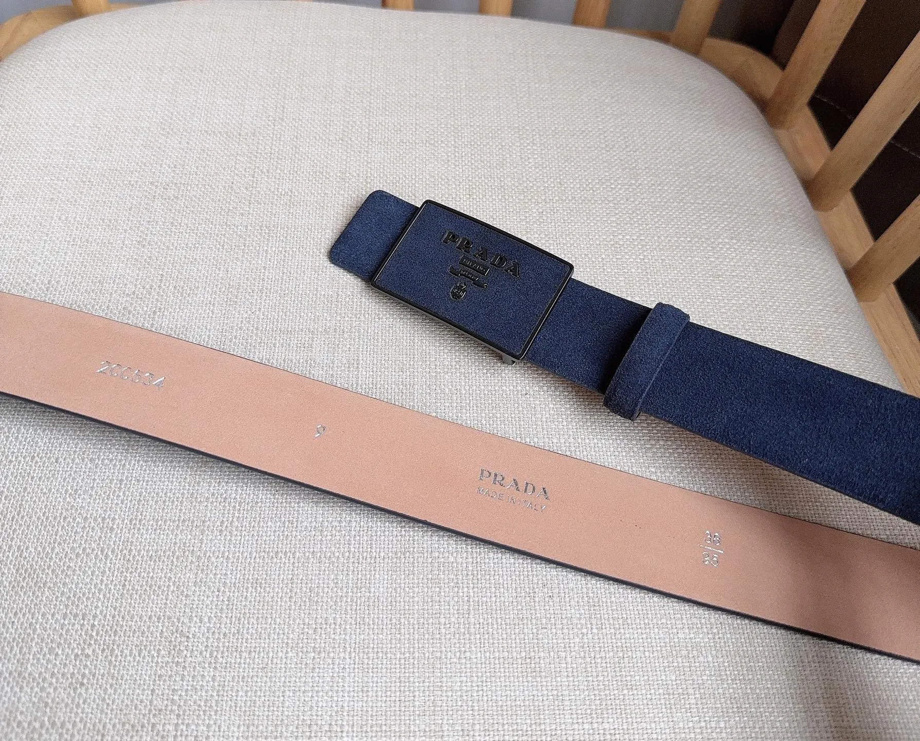 Prada 牛皮 腰带 通勤搭配