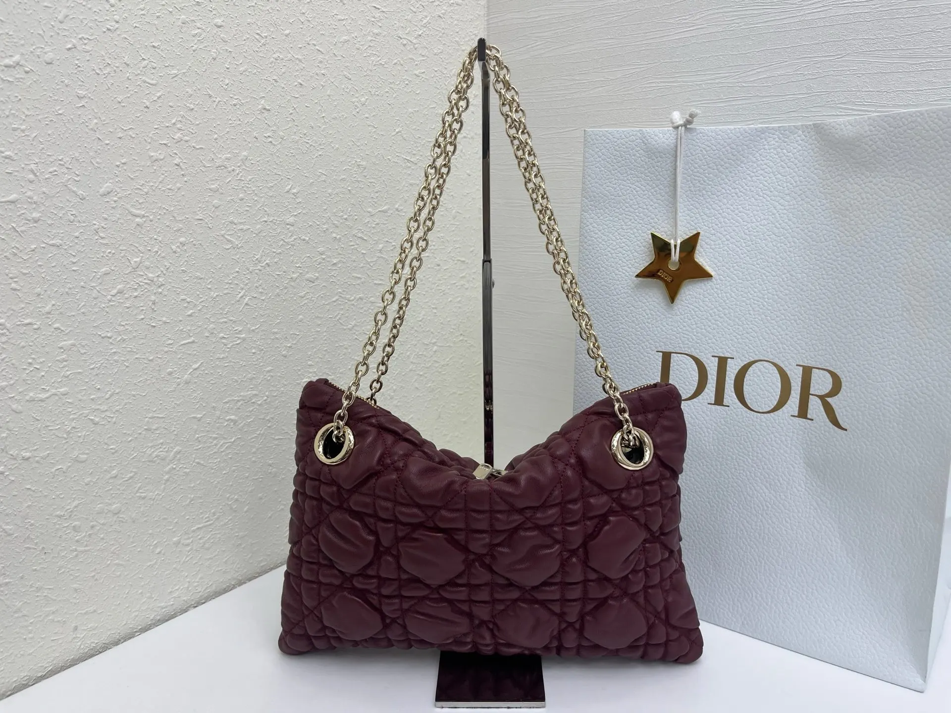 Dior 突显饰以蓬蓬超大藤格纹的新材质 为經典图案注入立体风 鏈條包 精致鏈條款
