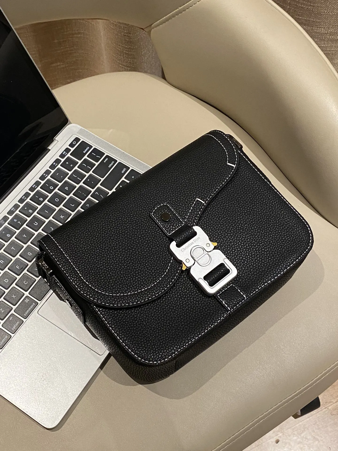 Dior Lady Dior 黑色皮革翻盖斜挎包 银扣通勤