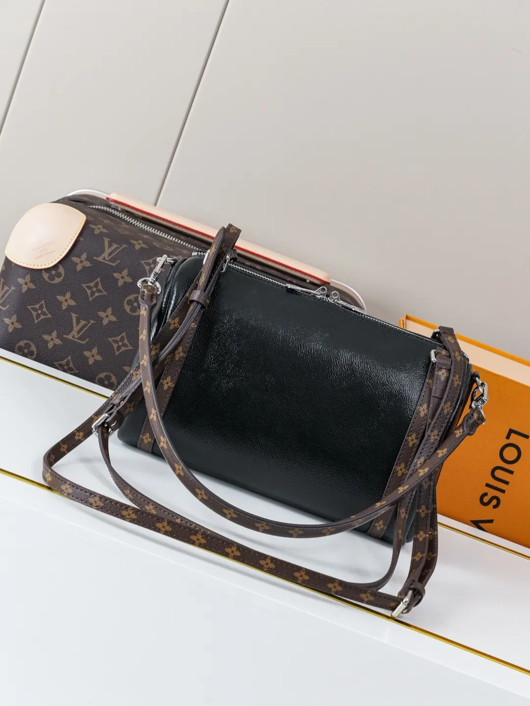 LV 牛皮 内衬点缀标志性 Mo图案 手提包 通勤手提款