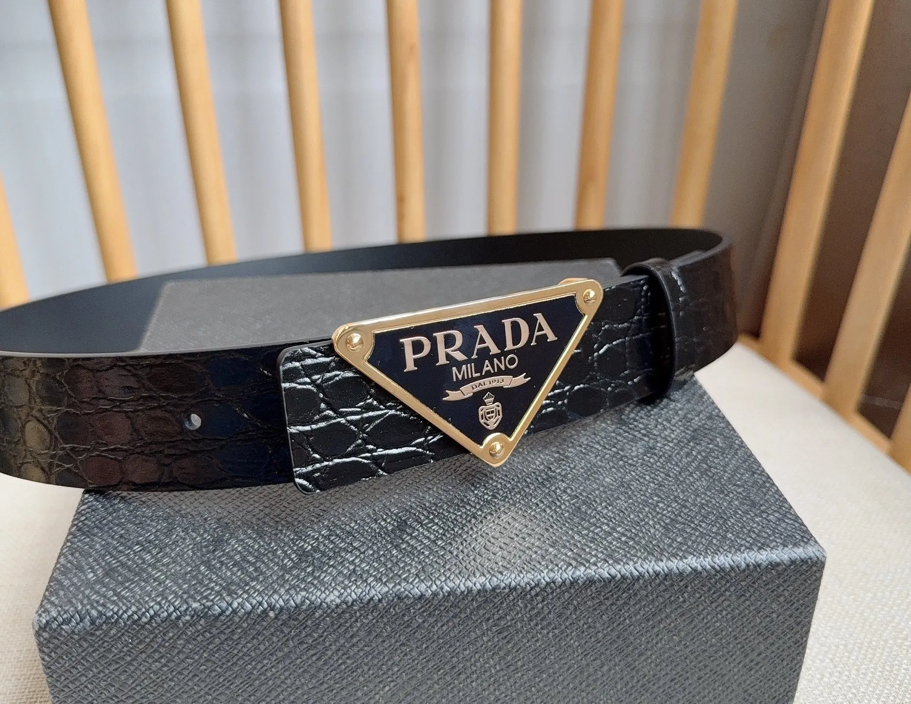 Prada 腰带 通勤搭配