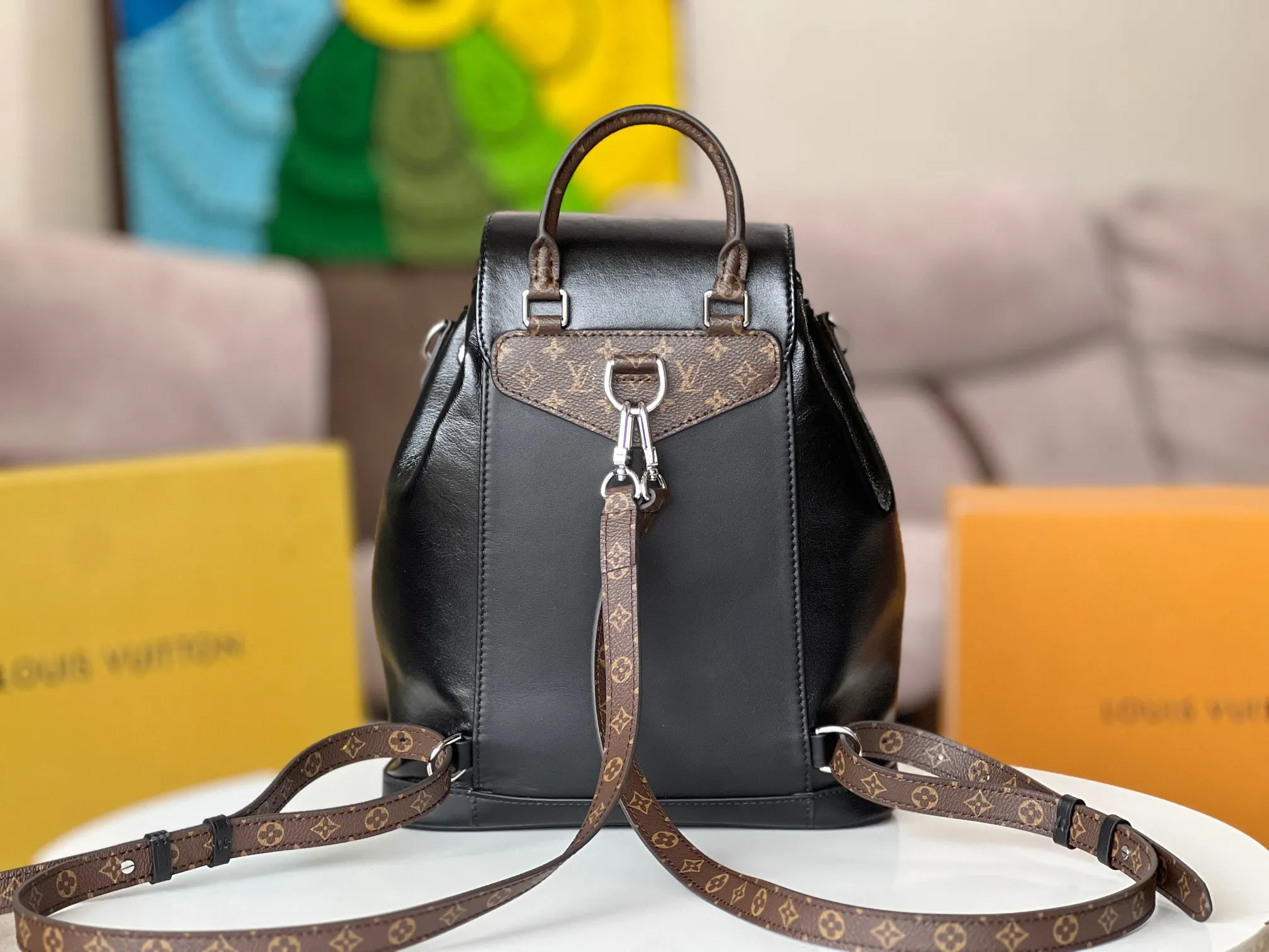 LV 黑色 羊皮 拉链前袋令小件物品稳妥随行 雙肩包 实用雙肩款