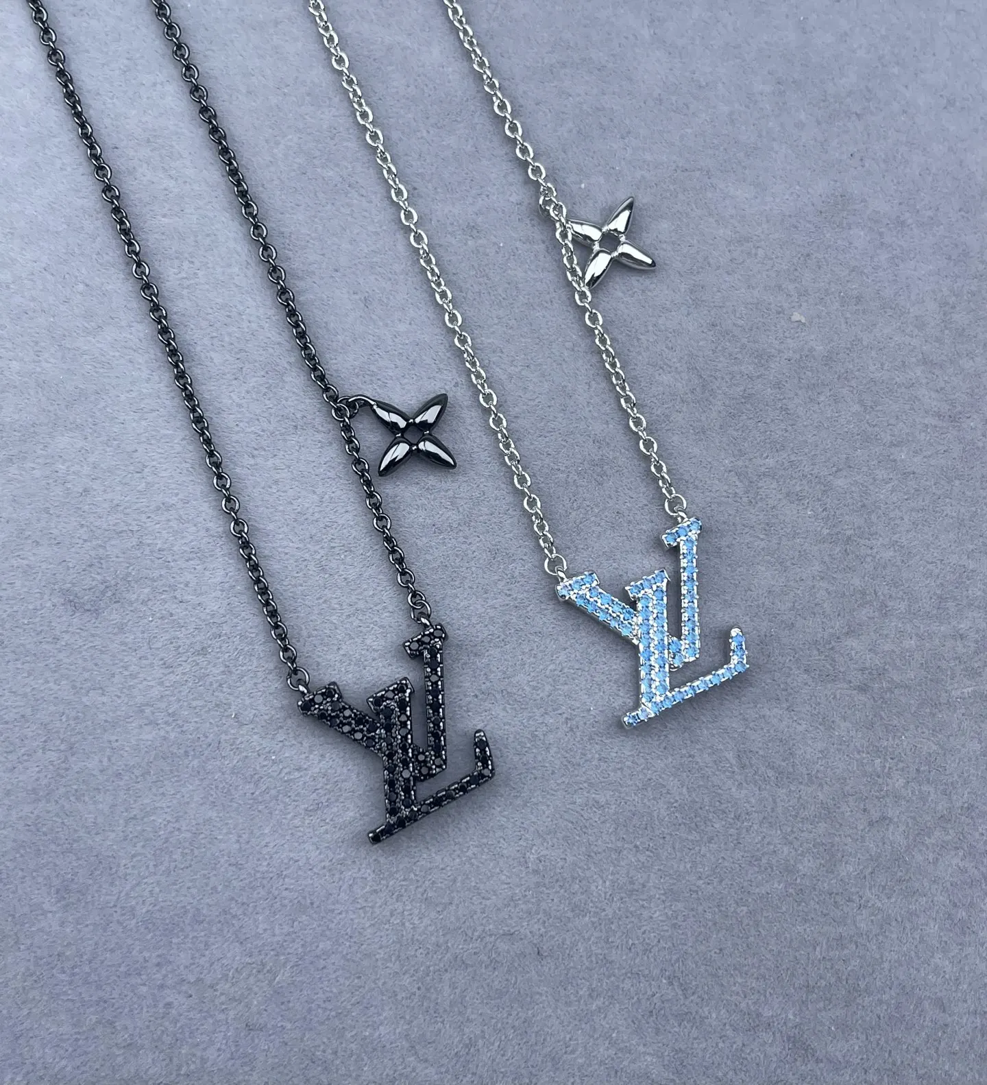 Louis Vuitton 满钻 字母 项链 精致锁骨链