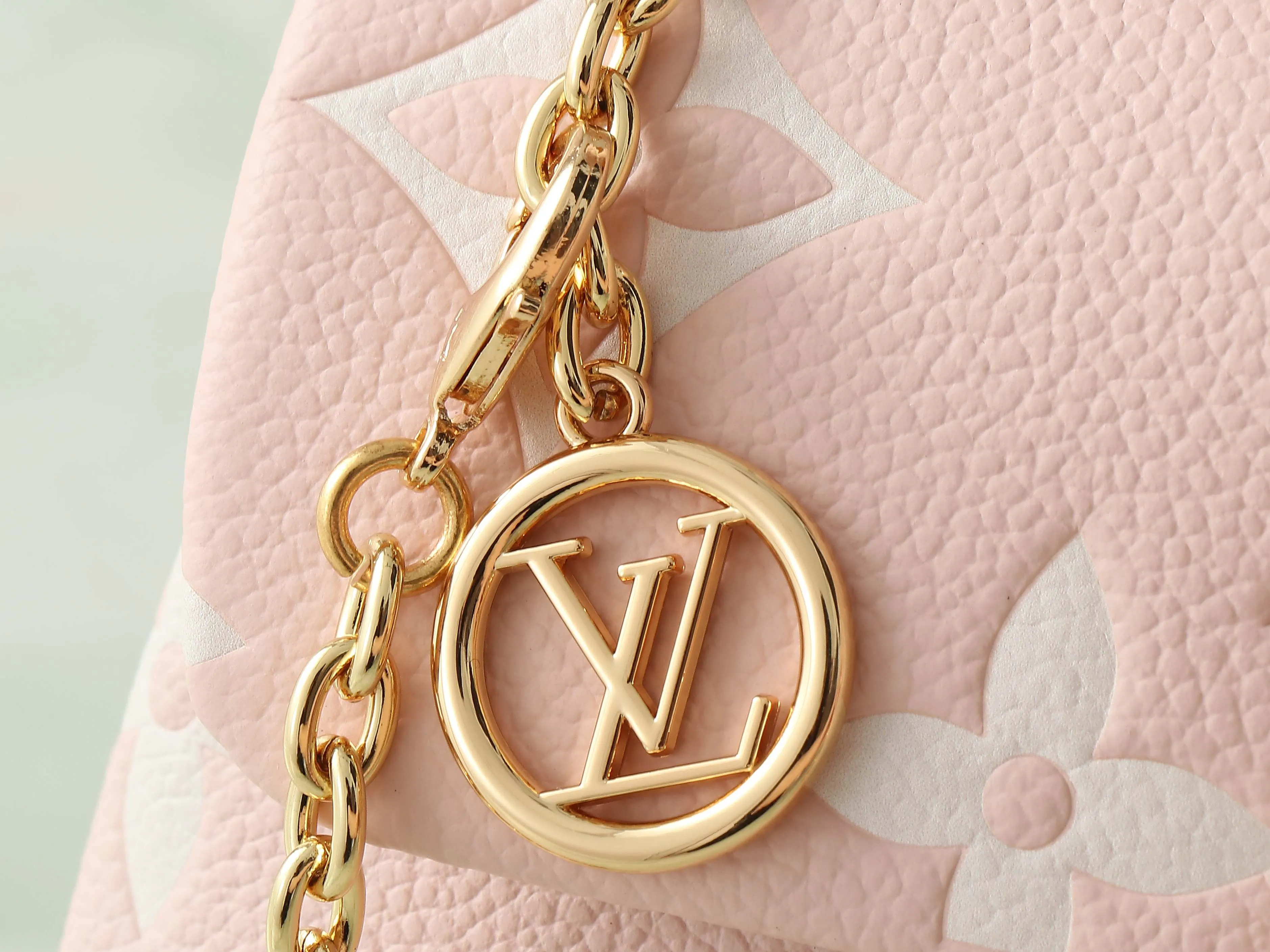 LV chain bag, shoulder crossbody model Image 10 LV chain bag, shoulder crossbody model Image 10