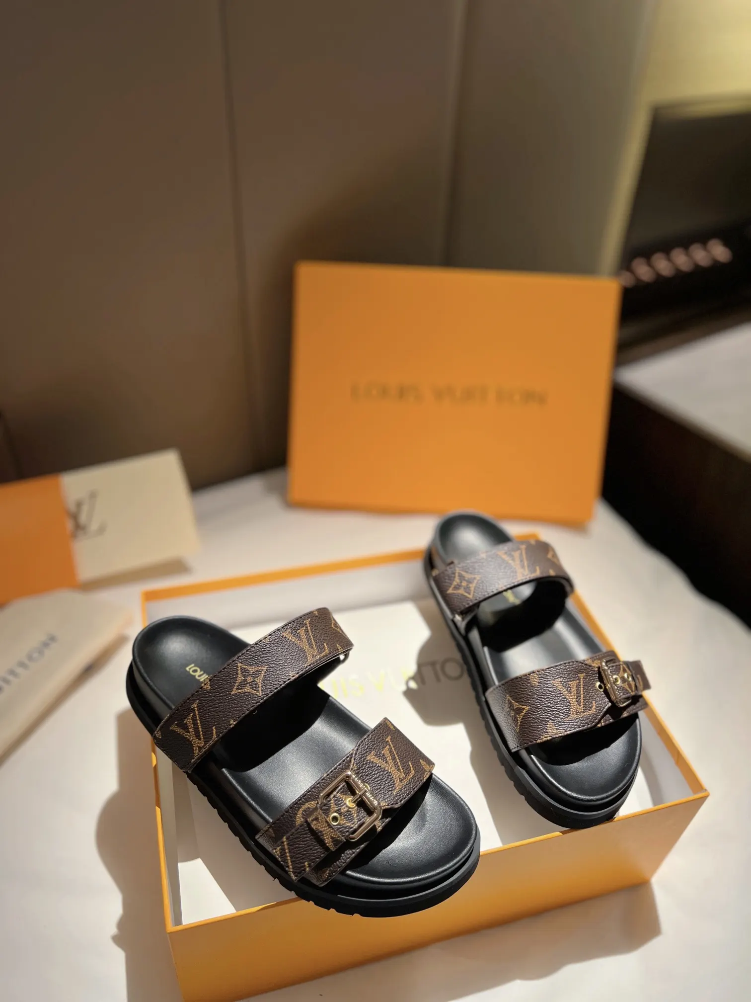 LV 經典老花 厚底拖鞋 休閒百搭款(數字8) LV 經典老花 厚底拖鞋 休閒百搭款(數字8)
