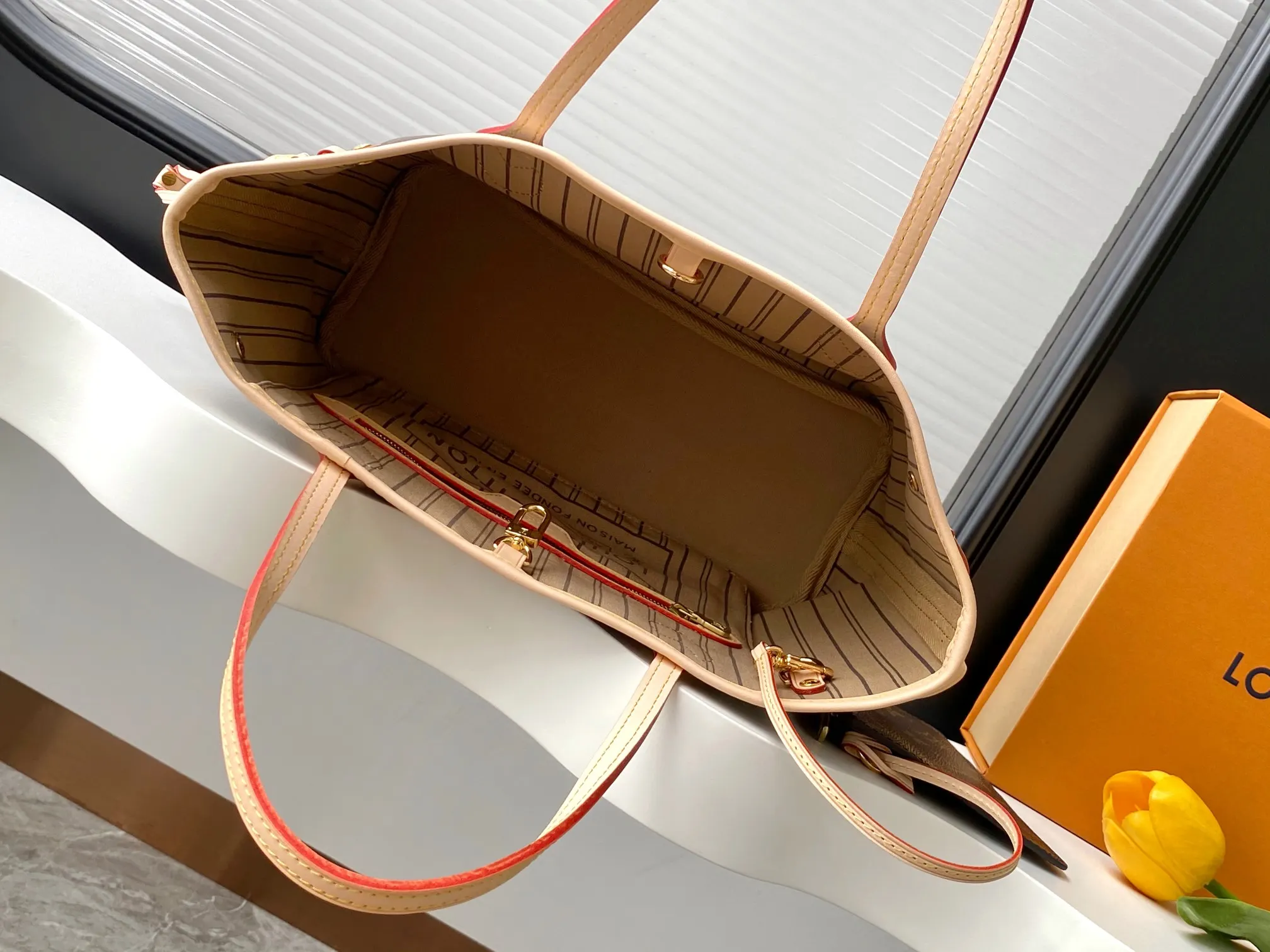 LV Neverfull 金色 牛皮 手拿包 精致手拿款(數字9) LV Neverfull 金色 牛皮 手拿包 精致手拿款(數字9)