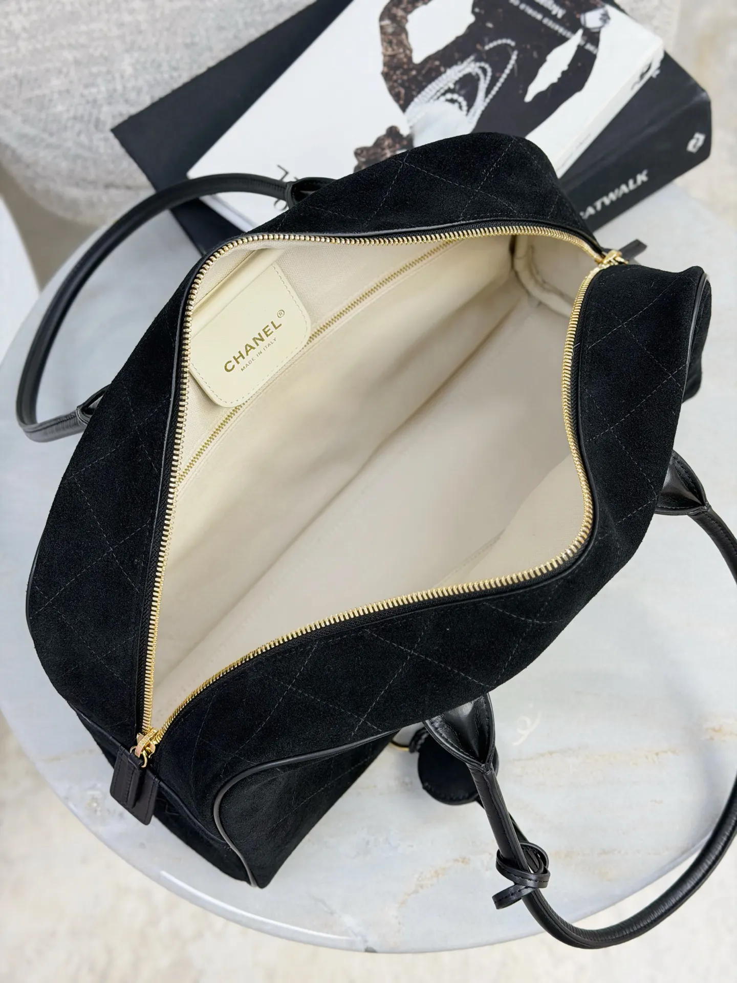 Chanel 黑色牛皮19 Bag链条包 金扣手提