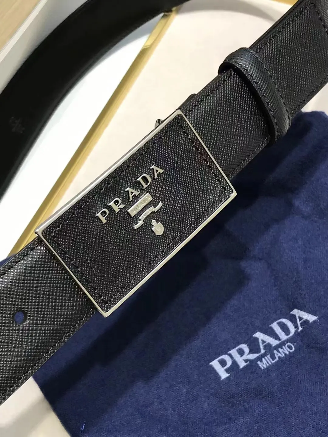 Prada 牛皮 三角标 腰带 通勤搭配