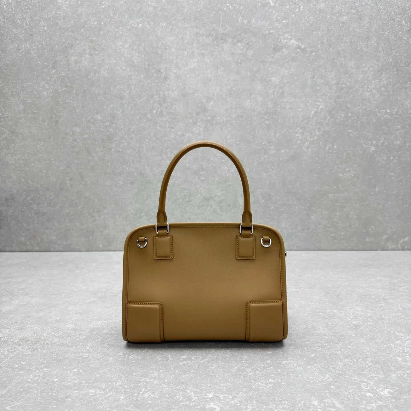 Loewe 皮革 斜背包 輕便斜挎款