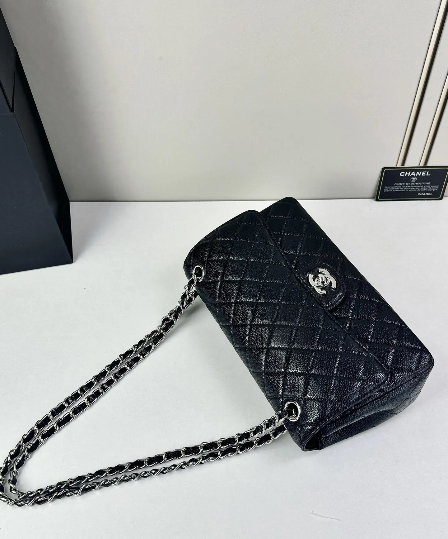 Chain Bag Classic Leather Image 9 Chain Bag Classic Leather Image 9