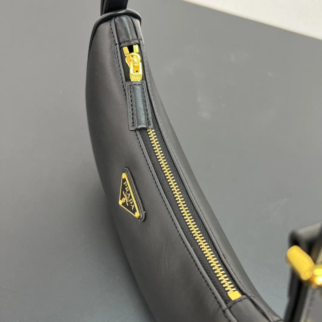 Prada 牛皮 羊皮 斜挎包