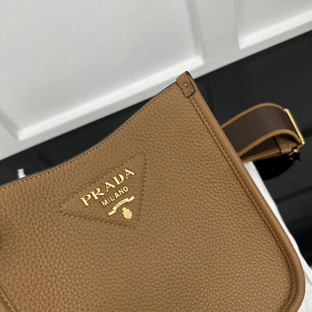 Prada 金色 双肩包