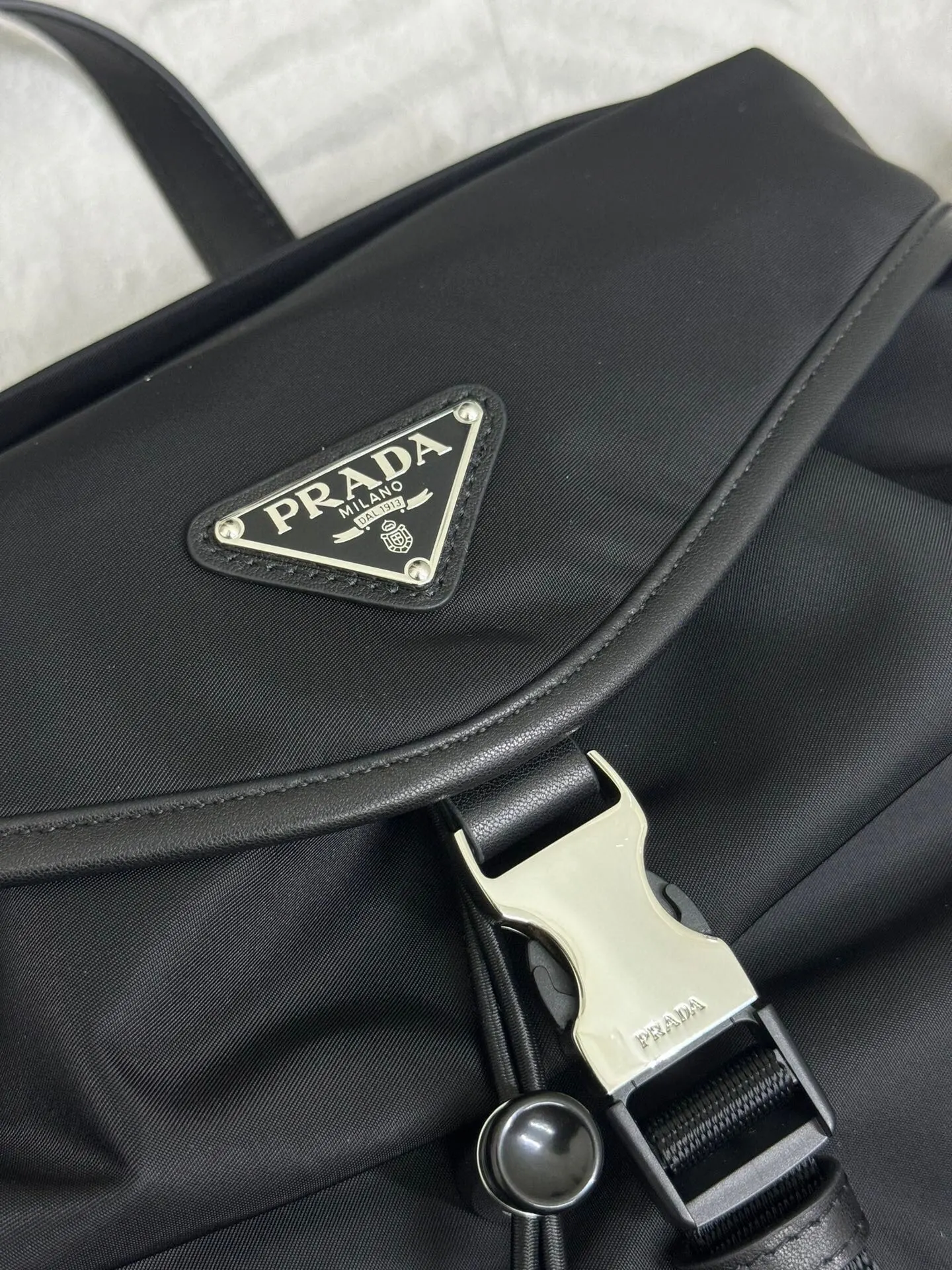 Prada 尼龙 牛皮 双肩背包 轻便实用