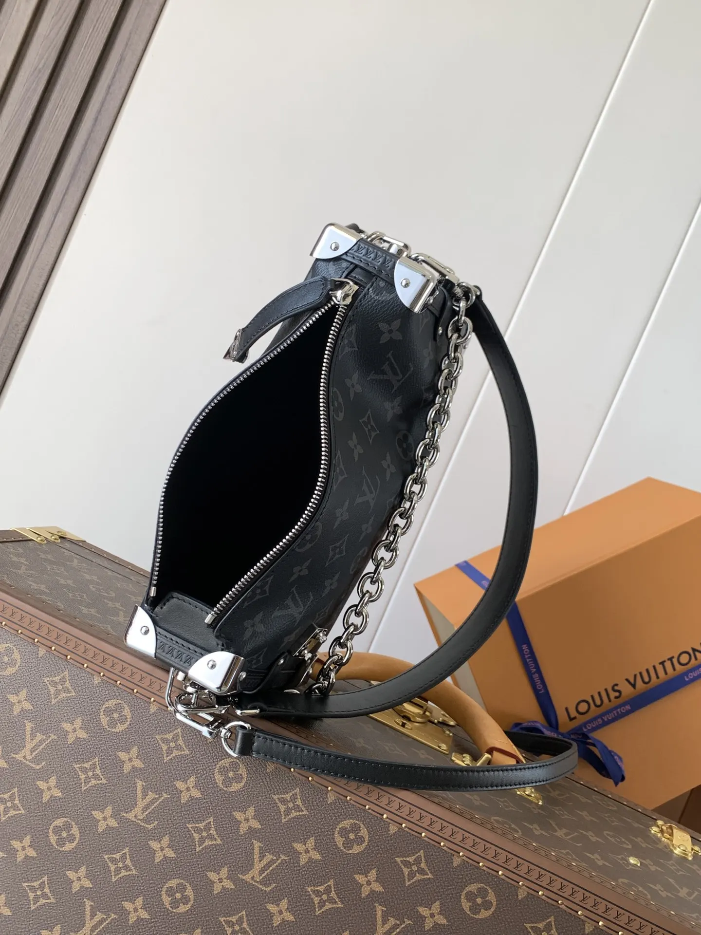牛皮 柔软廓形囊括充裕空间 lock 锁扣 硬箱包角和 链条包 精致链条款