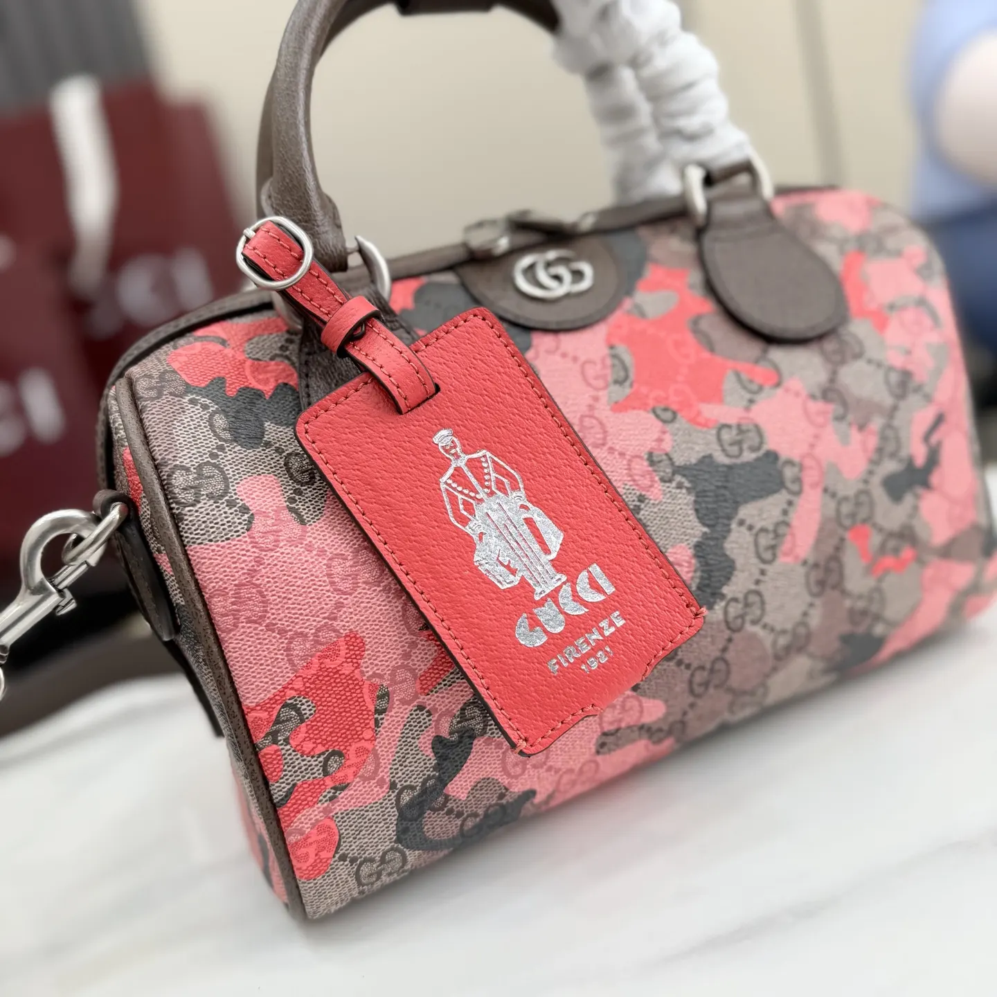 棕色 紅色 皮革 生动迷彩结合别致 色 焕新演绎經典GG图案 旅行袋 大容量旅行款