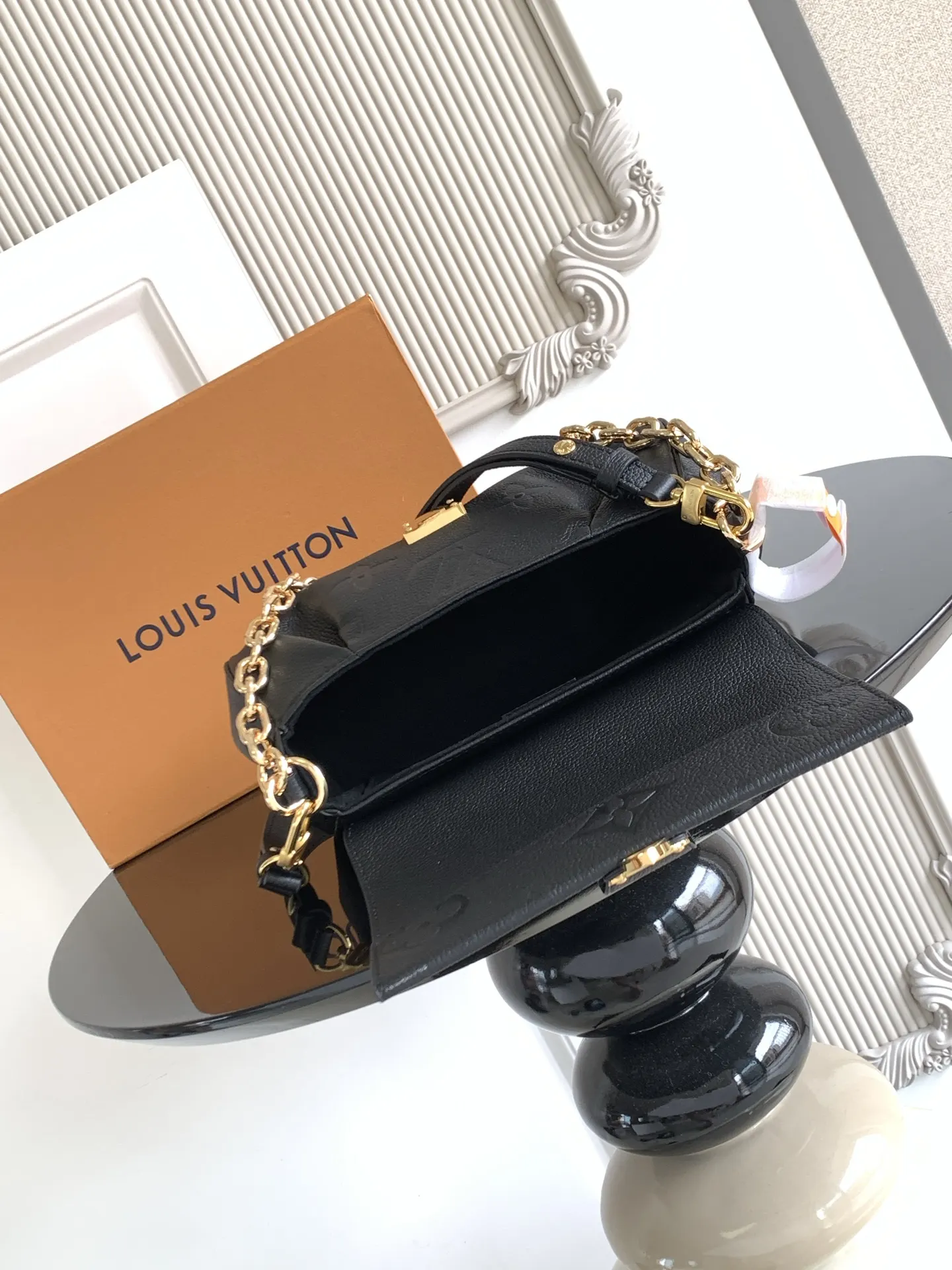 Chain Bag Classic Leather Image 9 Chain Bag Classic Leather Image 9