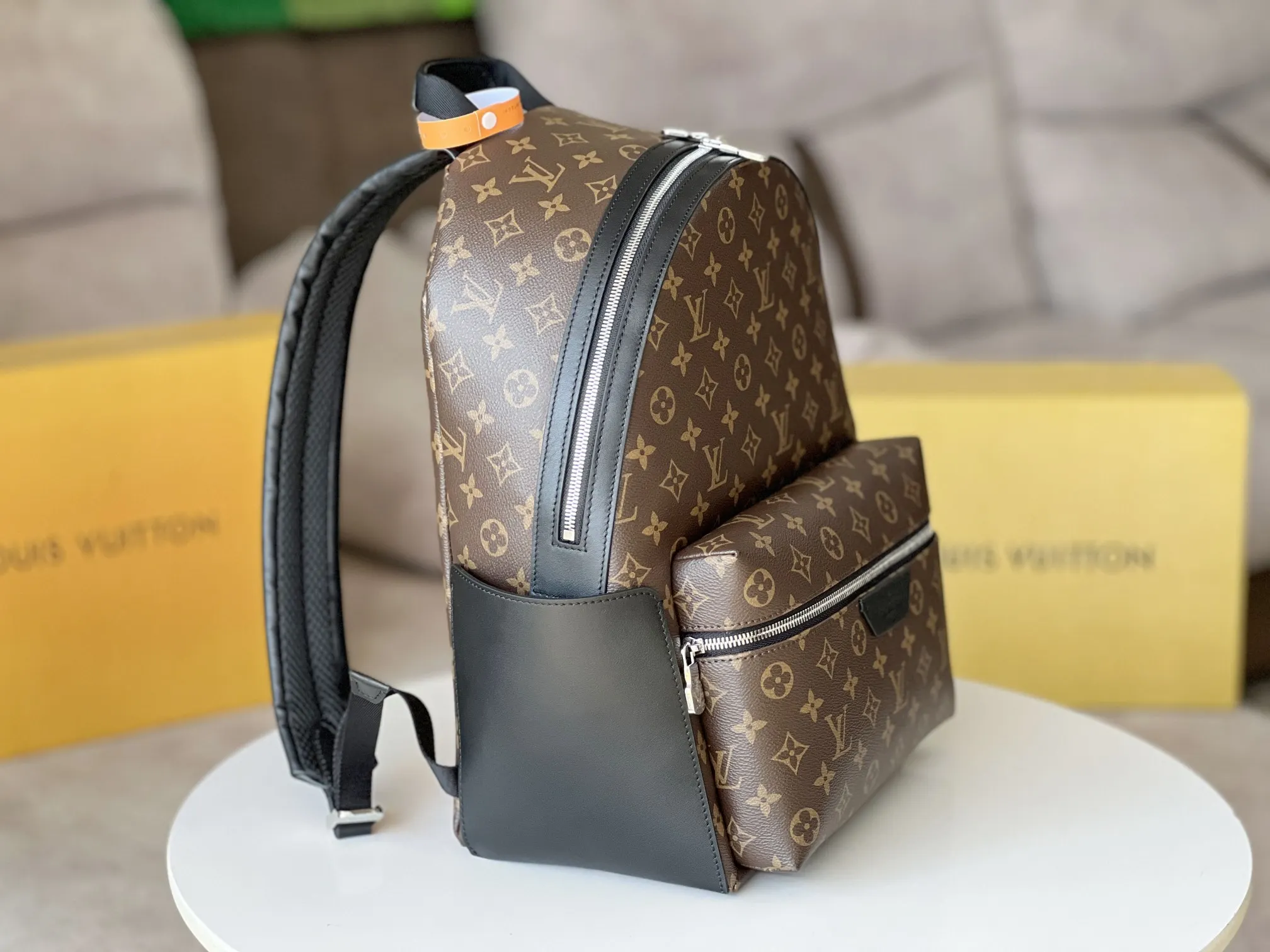 老花 牛皮 外袋便于取放随行物品 内袋实现有序收纳 双肩包 实用双肩款