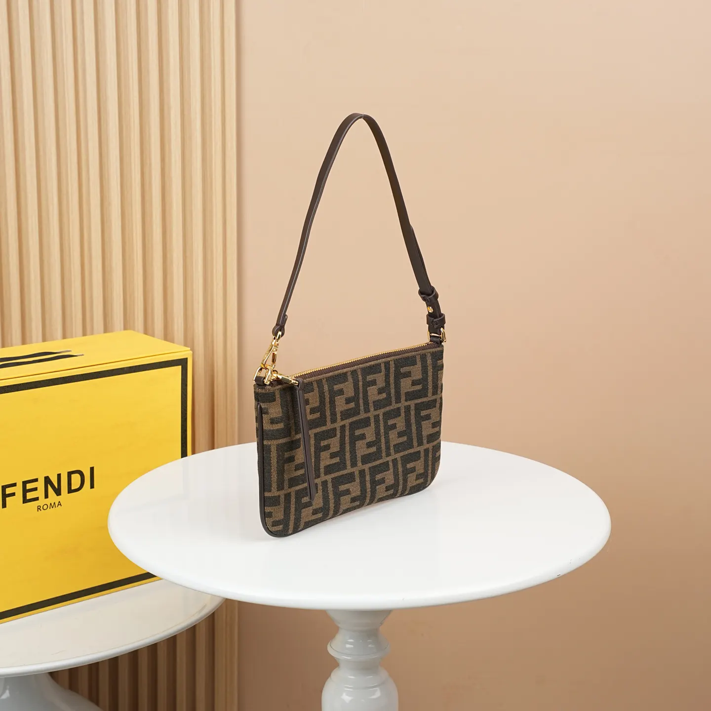 Fendi Baguette 手拿包 看似小巧实则超能装 经 腋下包 復古腋下背款
