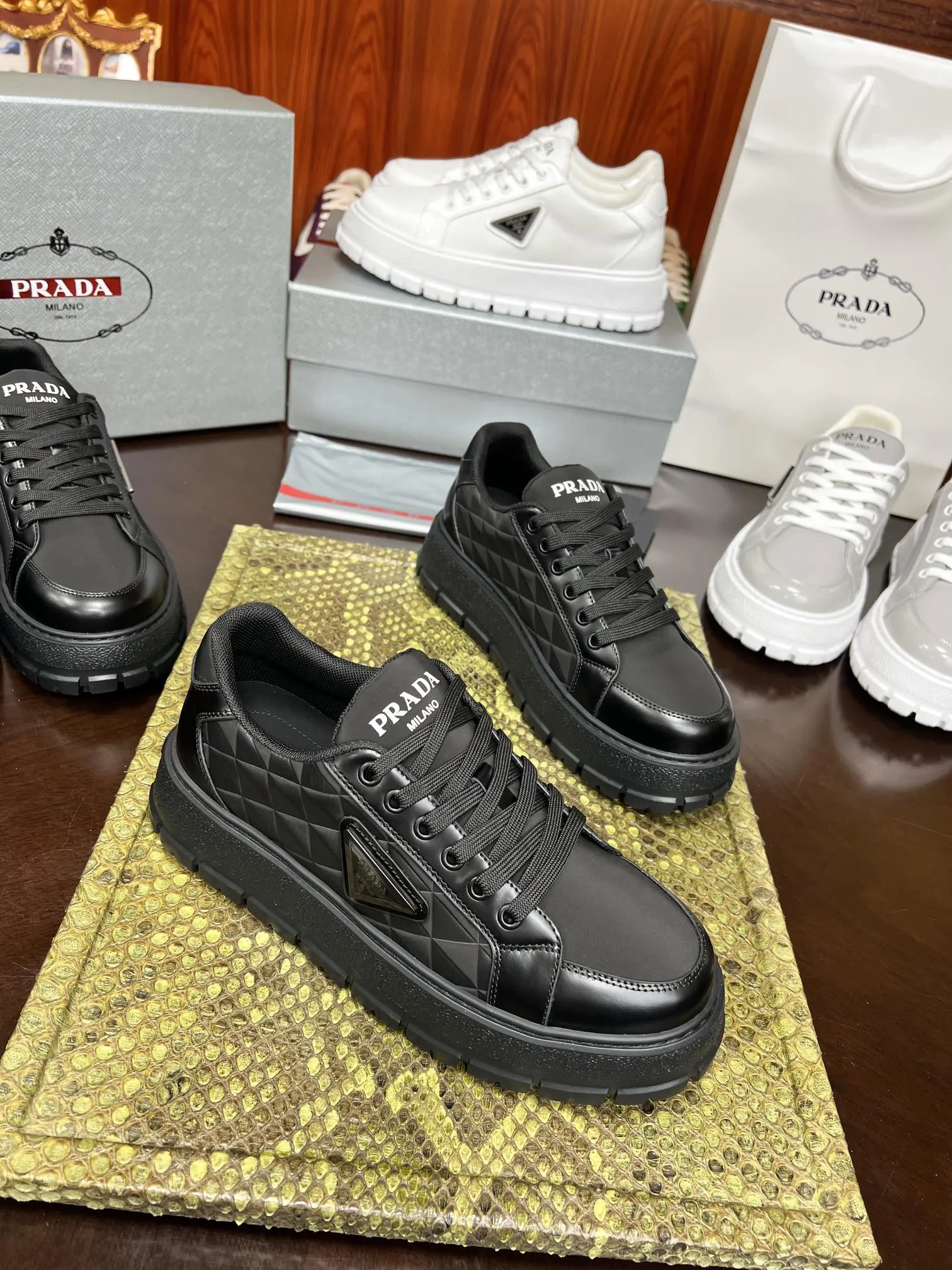 Prada 牛皮 休闲鞋 舒适
