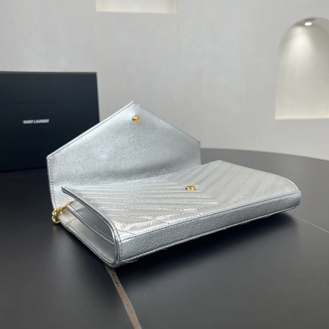 小牛皮 MO经典正面翻盖皮夹 附可拆卸金属链条 链条包 精致链条款