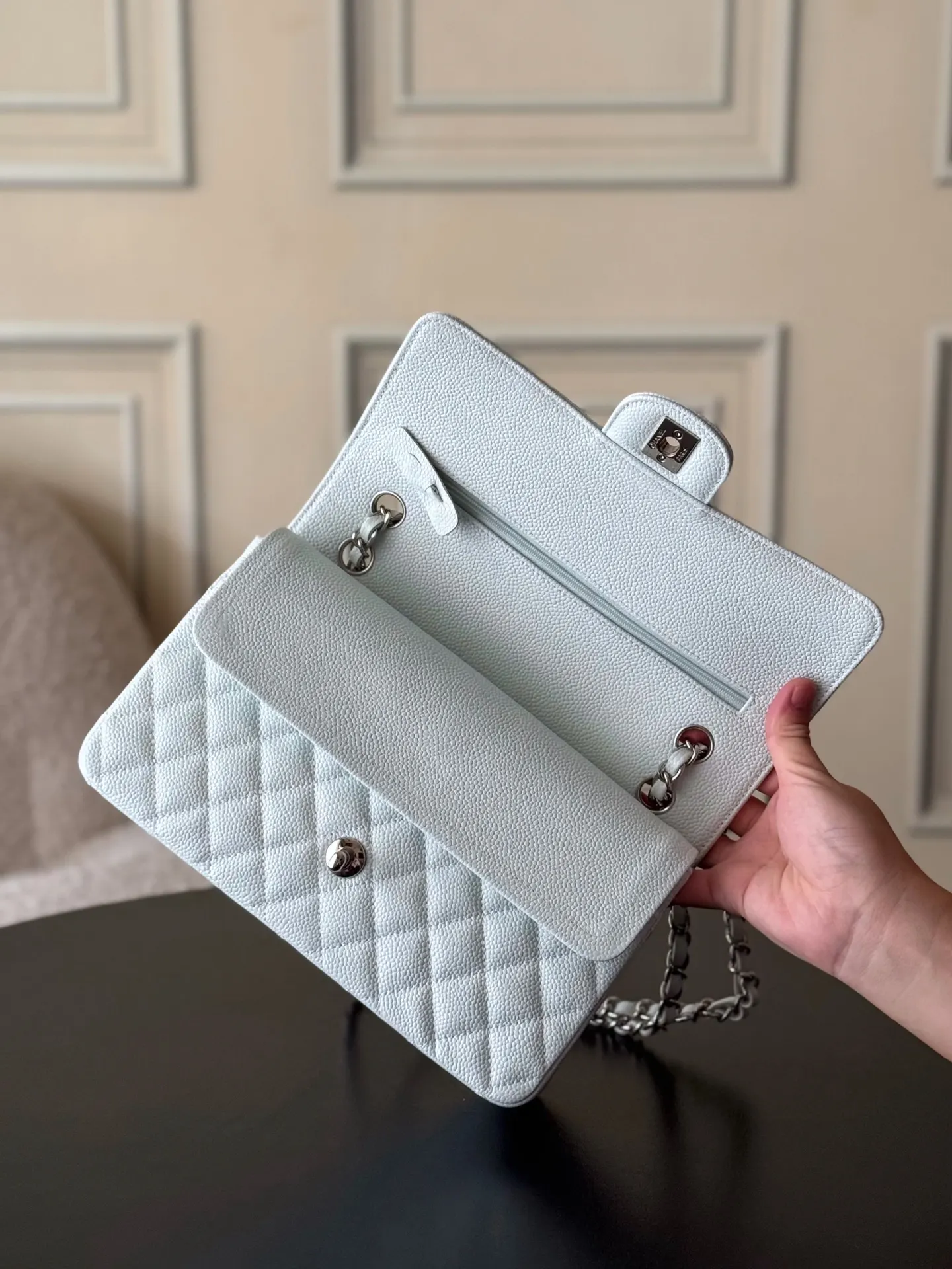 Chanel 白色鱼子酱牛皮翻盖链条包 金扣 复古