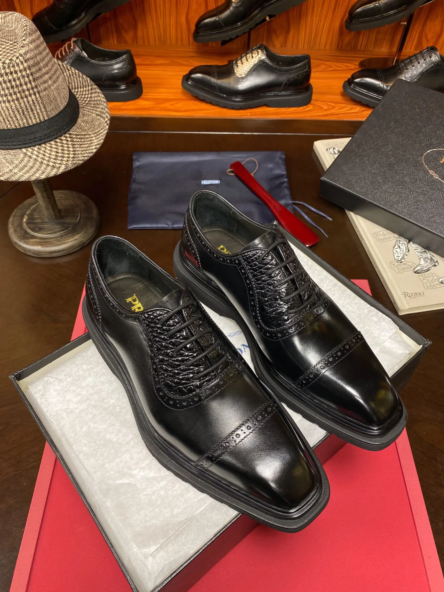 Prada 鳄鱼皮 牛皮 休闲鞋 舒适