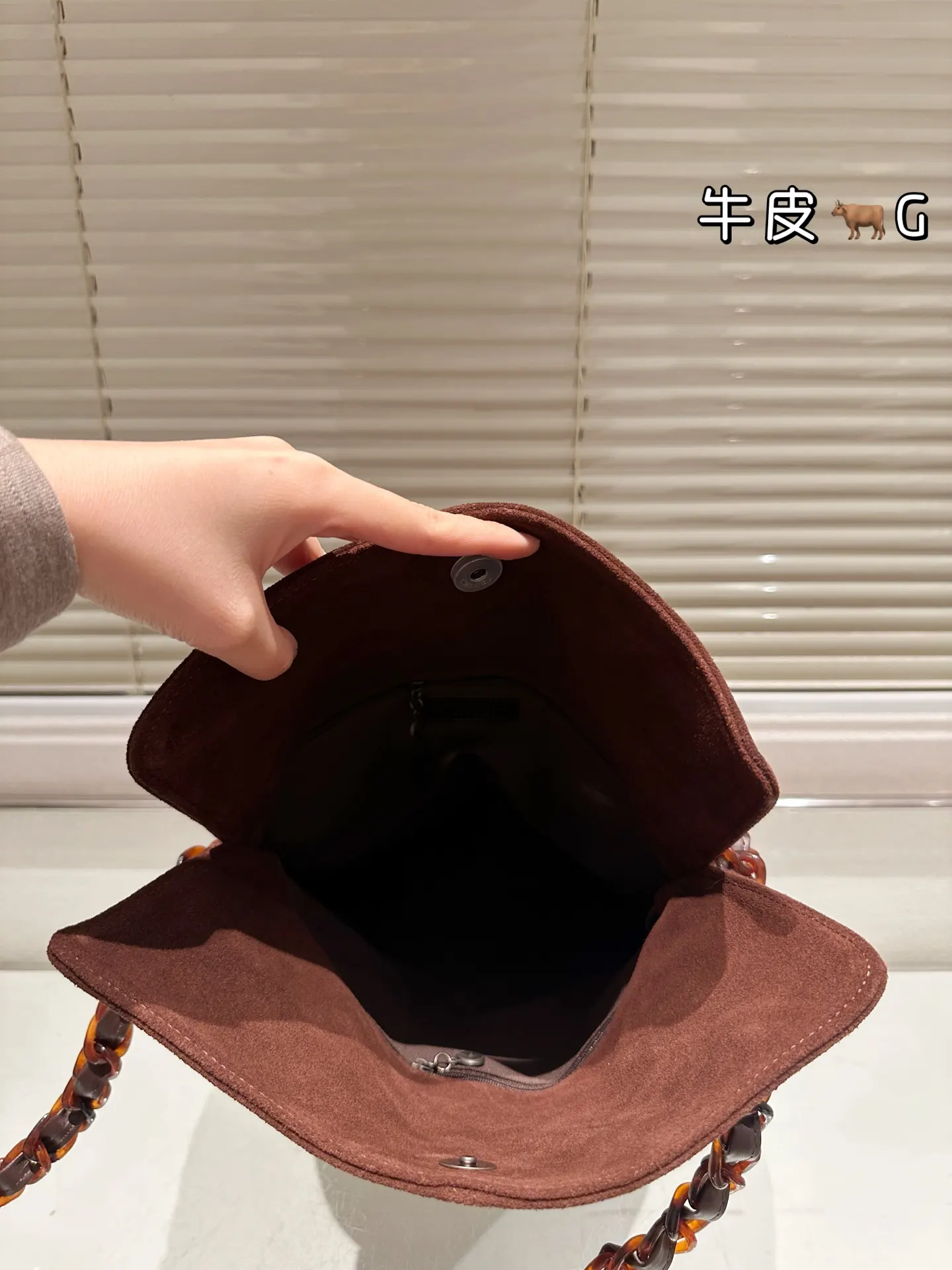 棕色 麂皮 正面双ogo超经典 低调又有辦识度 链条包 精致链条款