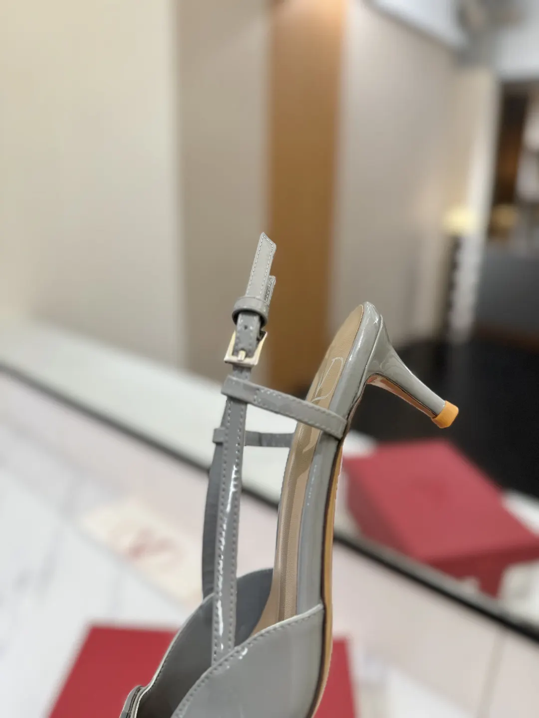 Valentino 拖鞋 轻便舒适款