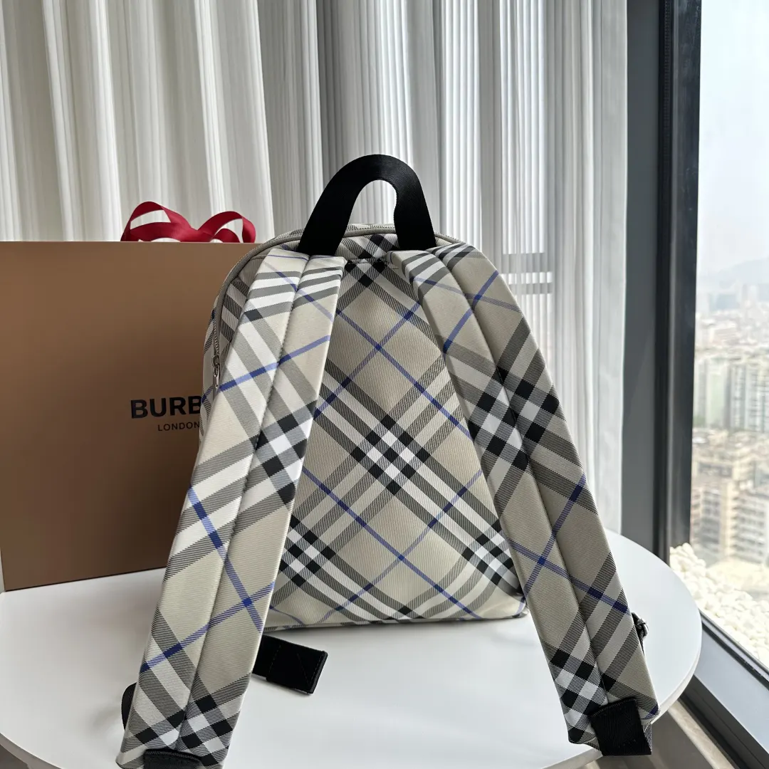 Burberry 来自 經典之作系列 以鲜明品牌风格诠释衣橱必备款式 雙肩包 实用雙肩款