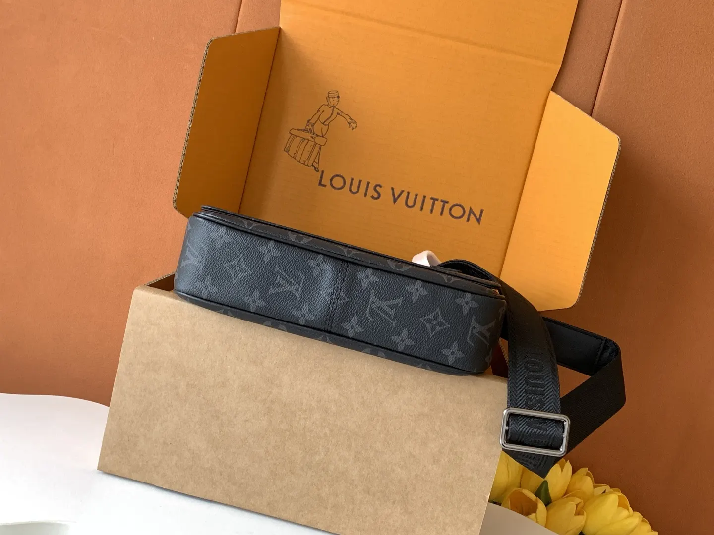 LV 黑色壓紋鏈條小方包 斜挎款(數字13) LV 黑色壓紋鏈條小方包 斜挎款(數字13)
