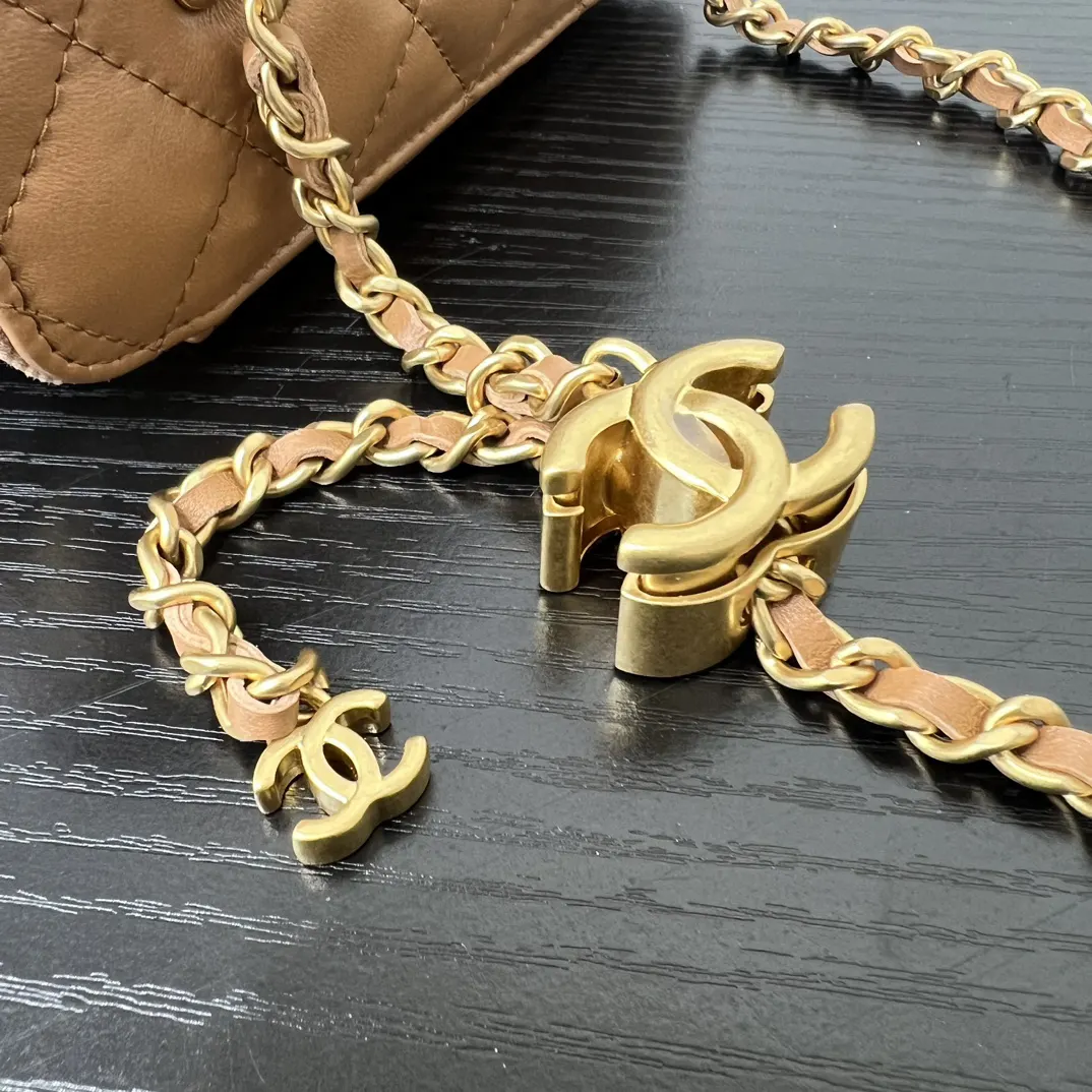 CHANEL 棕色小羊皮菱格链条包 金链翻盖款