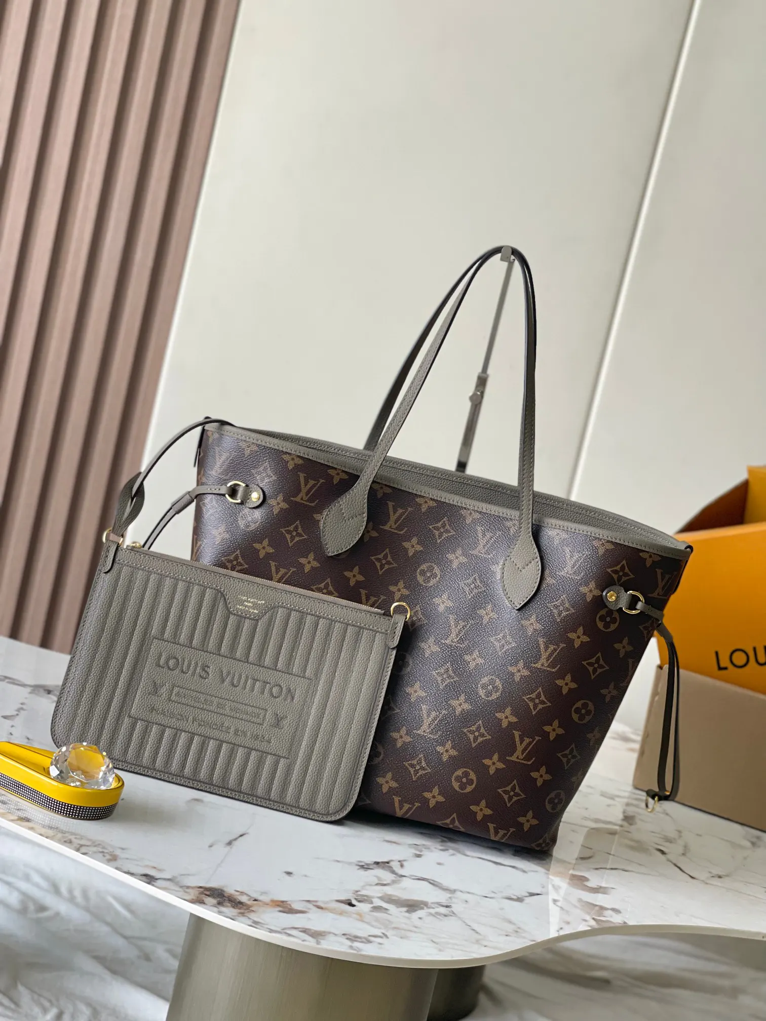 LV Neverfull tote bag, high-capacity commuter model Image 2 LV Neverfull tote bag, high-capacity commuter model Image 2