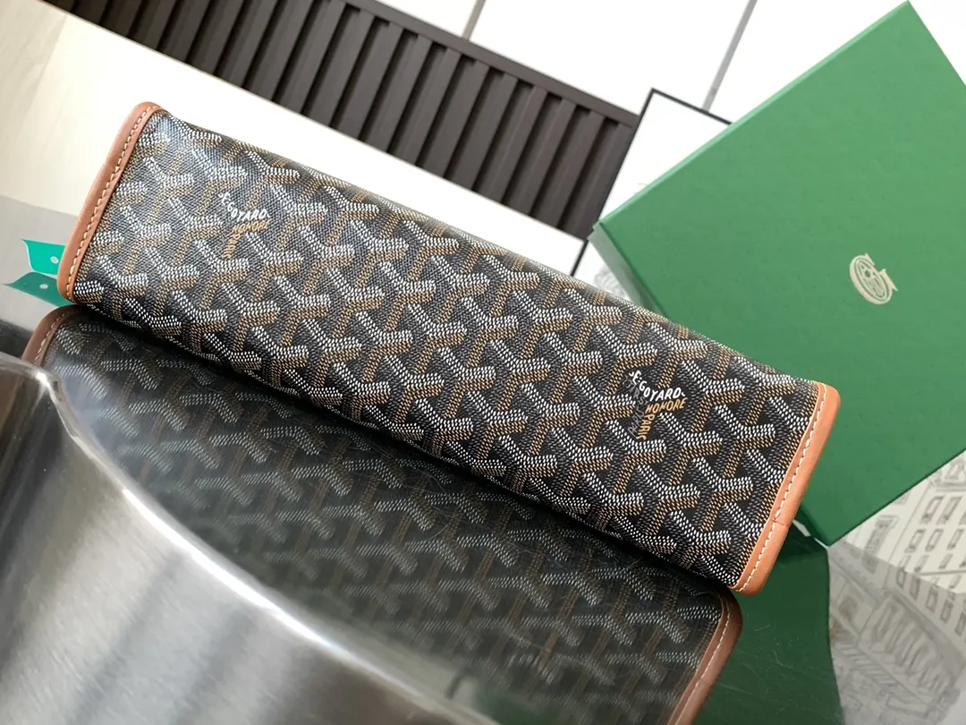 Goyard 其防水棉布衬里易于清洁 可通过其外部挂环将其挂在任何 化妆包 便携收纳款