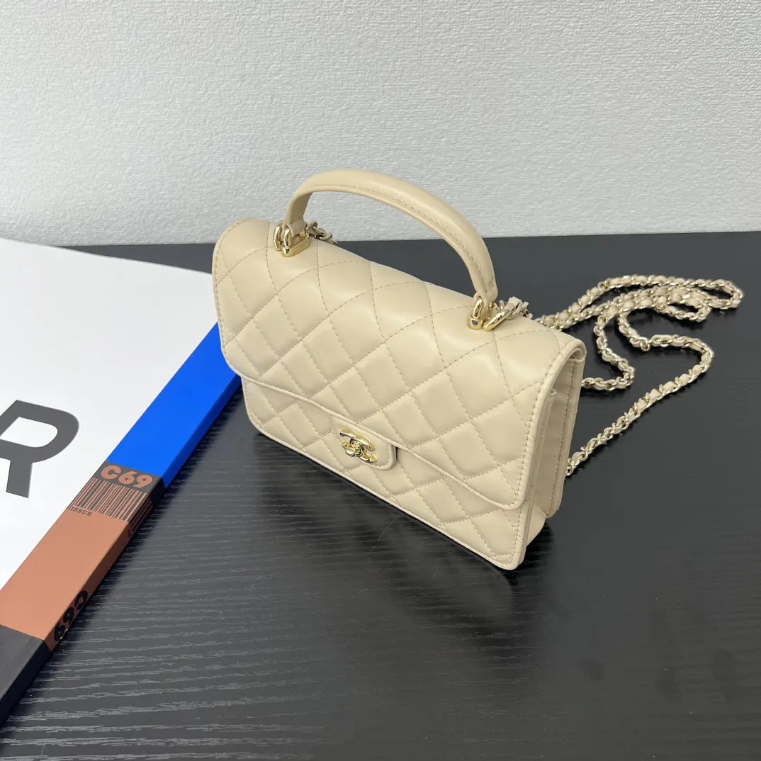 CHANEL 米色小牛皮手提包 金链斜挎款
